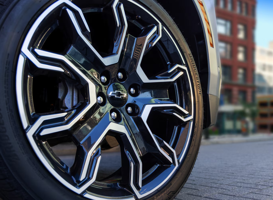 Close-up of a Tahoe RST 24-inch machined Carbon Flash Metallic wheel