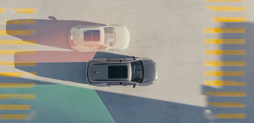Overhead view of a Chevrolet Traverse with a highlighted blind zone beside another vehicle