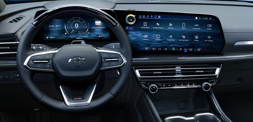 Chevrolet Traverse dashboard with the driver information screen and 17.7-inch infotainment screen