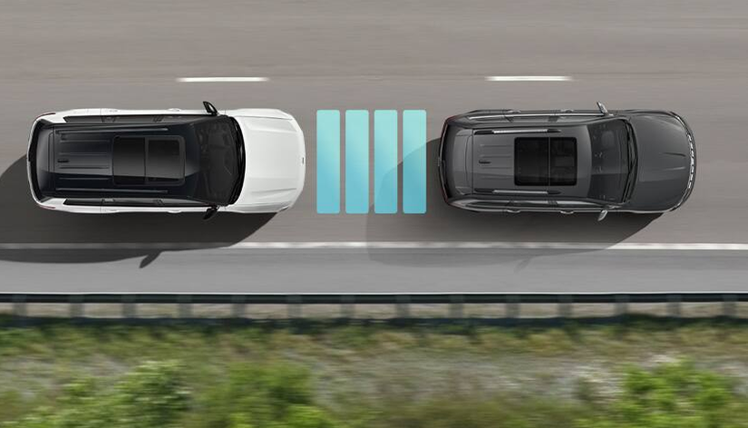 Overhead illustration of a Grand Cherokee keeping its distance from the vehicle ahead on a highway