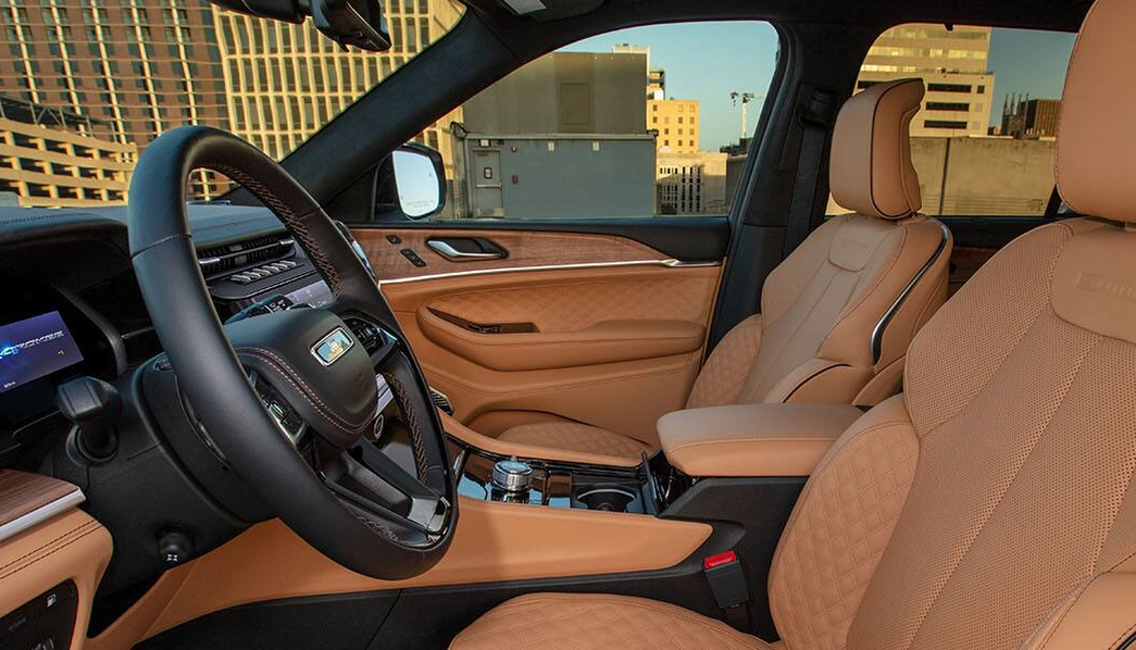 Grand Cherokee front seats in tan quilted leather
