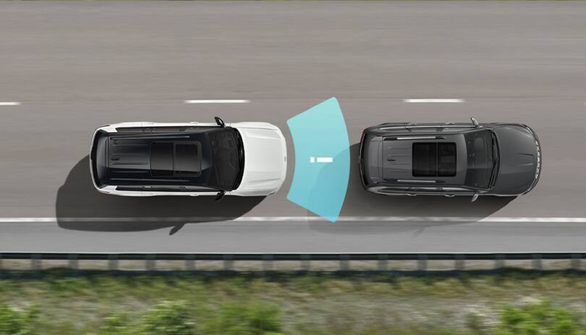 Overhead illustration of a Grand Cherokee detecting the vehicle ahead with a forward sensor beam