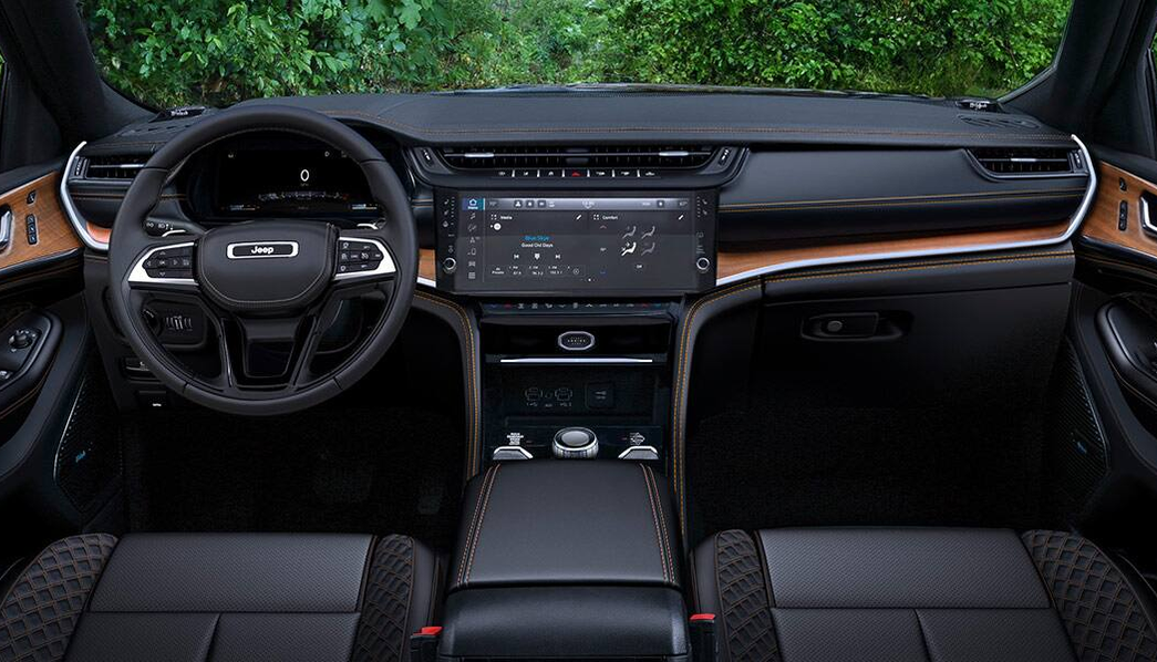 Grand Cherokee dashboard with the digital cluster and Uconnect touchscreen